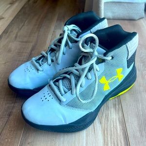 Under Armour Boys Sneakers Size:4.5
